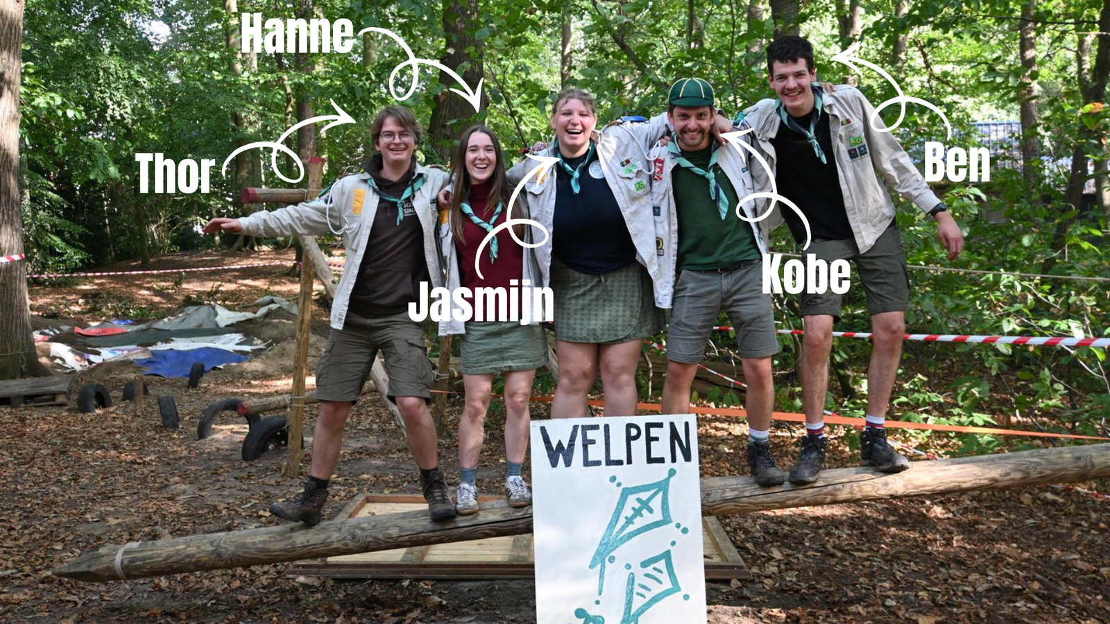 Groepsfoto van de welpenleiding