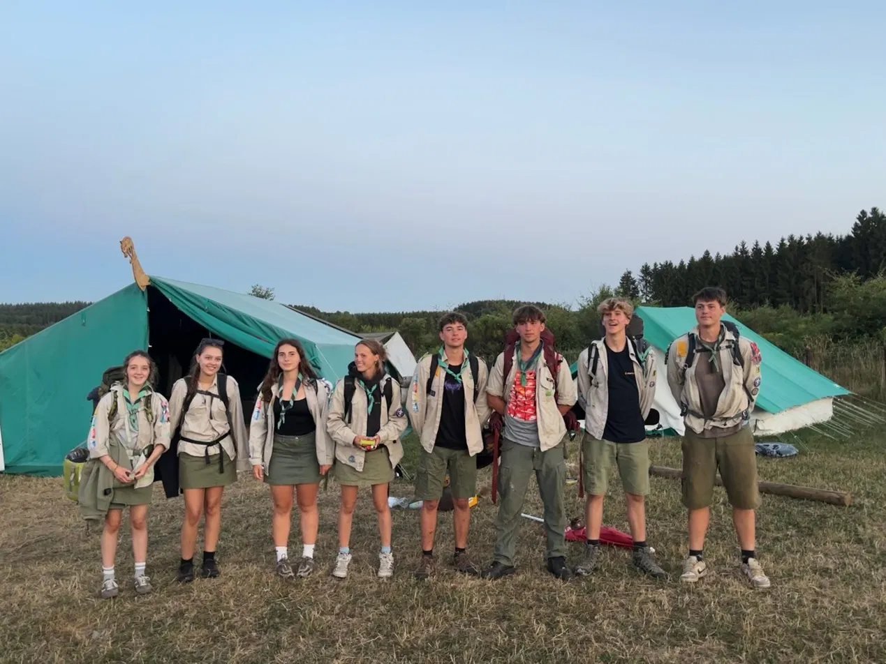 De Jin van Scouts Sinaai op kamp voor de tenten